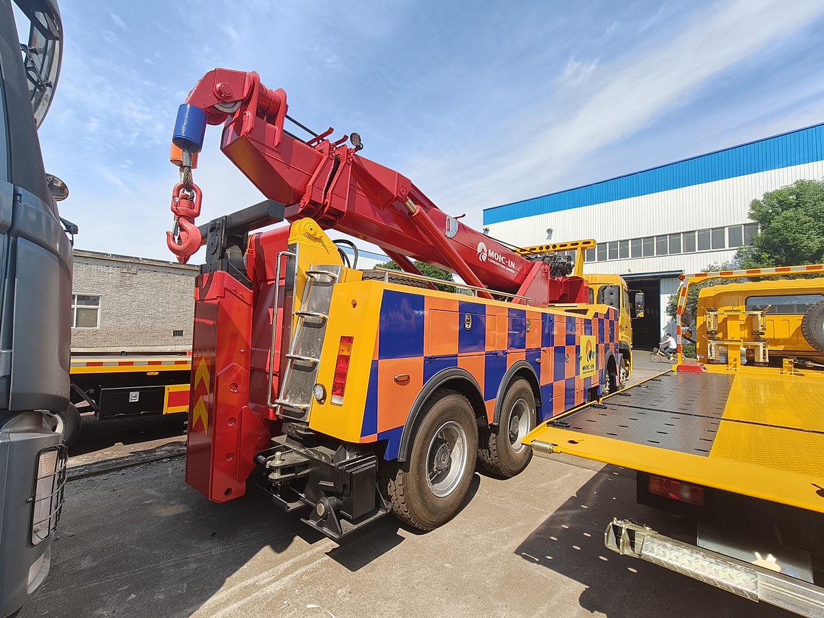 HOWO 31t Wrecker / Recovery Truck — Rear-left 45° with under-lift raised