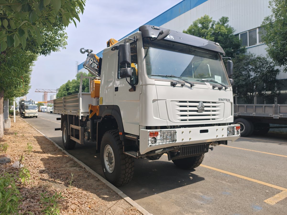 HOWO 18t Truck-Mounted Crane (8 t Lifting) — Front 45° of vehicle (plant road)