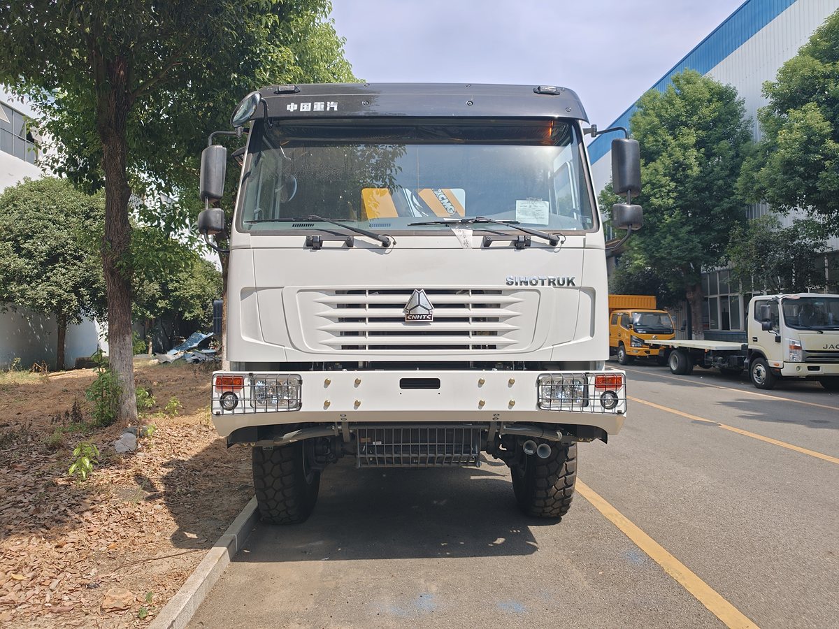 HOWO 18t Truck-Mounted Crane (8 t Lifting) — Front view of cab