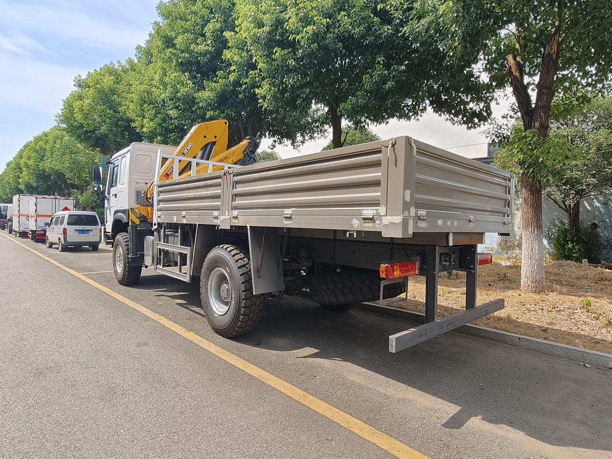 HOWO 18t Truck-Mounted Crane (8 t Lifting) — Rear 45° view