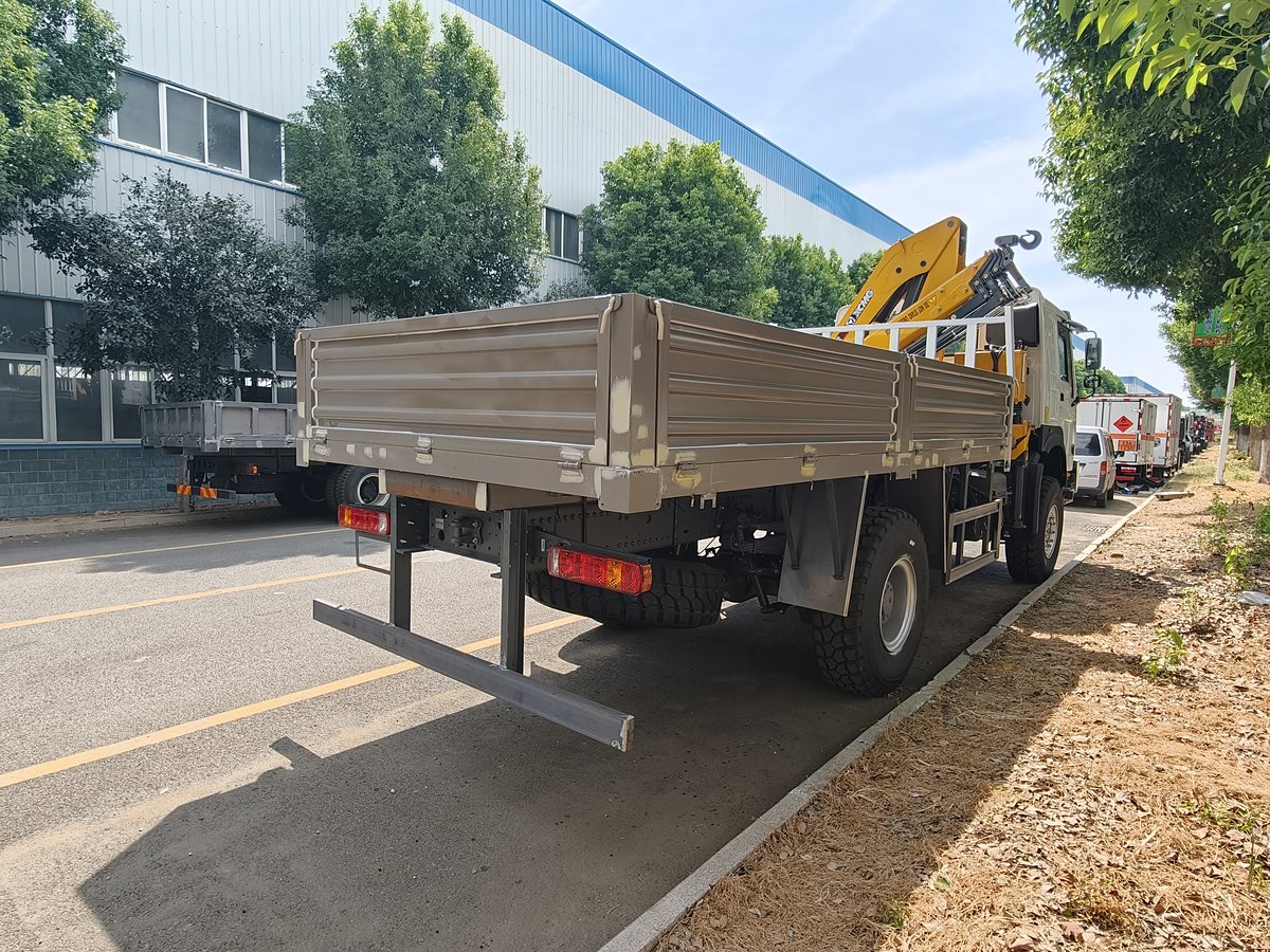 HOWO 18t Truck-Mounted Crane (8 t Lifting) — Rear of cargo body