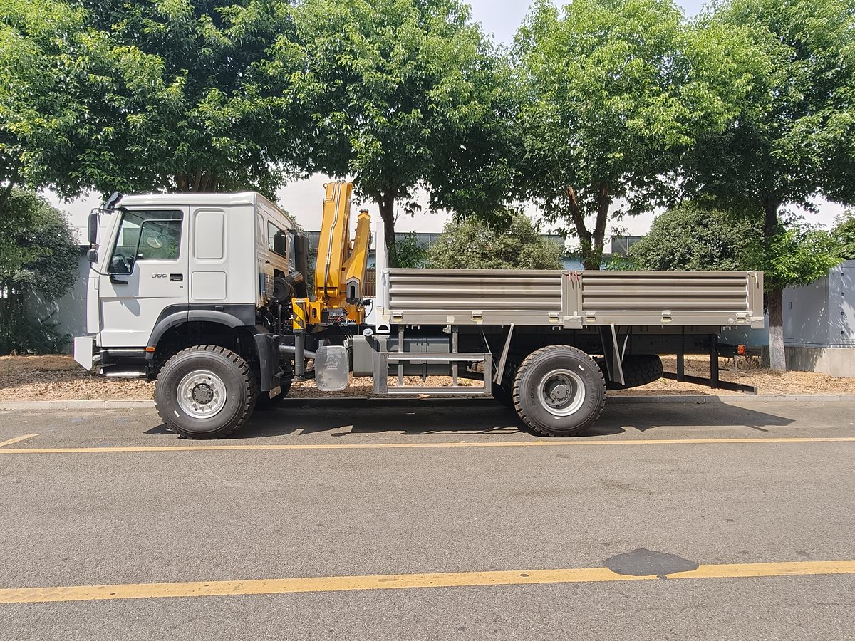 HOWO 18t Truck-Mounted Crane (8 t Lifting) — Full side view